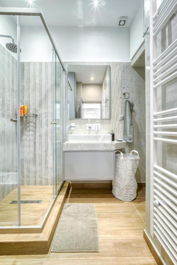 Stylish, Sunny New 2 Bedroom, Prime Central Athènes Extérieur photo